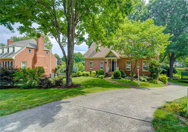 2nd image of 925 Ashley Glen Dr, Winston Salem, NC 27106 | MLS# 1227731