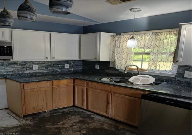 Photo 3 of Single family home for sale at 3940 Bluestem Dr, Greensboro, NC 27405 | MLS# 1224384 | Listing updated on 2026-08-26
