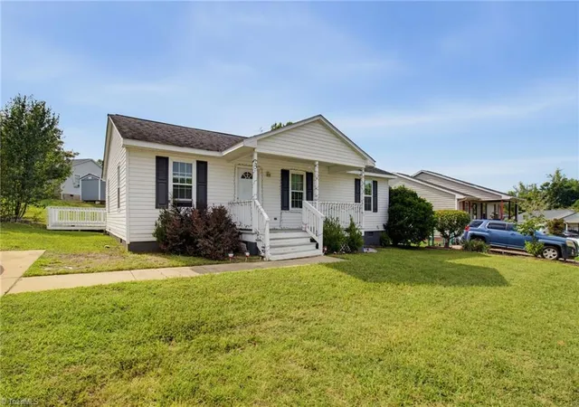 Photo 3 of Single family home for sale at 3 Dan Hughes Ct, Greensboro, NC 27405 | MLS# 1233208 | Listing updated on 2026-09-12