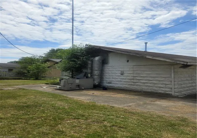 Photo 3 of Single family home for sale at 127 College St, Thomasville, NC 27360 | MLS# 1213891 | Listing updated on 2026-04-08