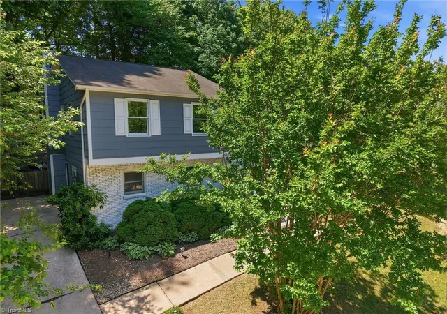 Homes for sale in Greensboro, NC | 3319 Argyle Ln, Greensboro, NC 27406 | MLS# 1219328