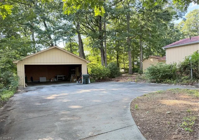 Photo 3 of Single family home for sale at 16 Vivian St, Thomasville, NC 27360 | MLS# 1234144 | Listing updated on 2026-09-19
