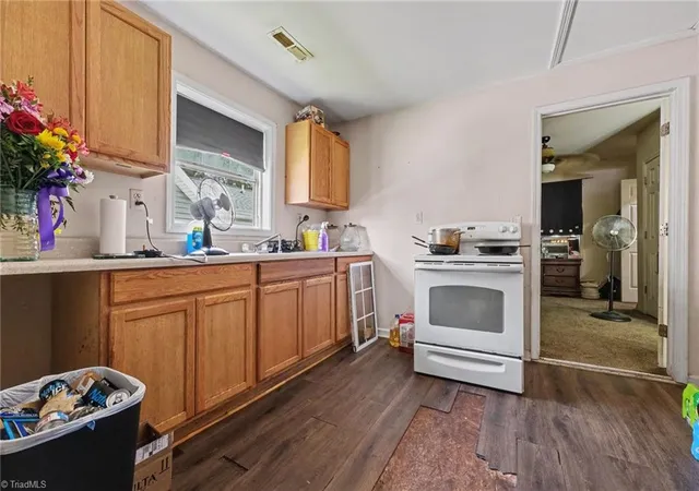 Photo 4 of Single family home for sale at 437 Fulton St, Burlington, NC 27217 | MLS# 1227845 | Listing updated on 2026-09-09