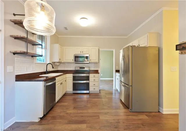 Photo 4 of Single family home for sale at 19 Crestbrook Ct, Greensboro, NC 27455 | MLS# 1229878 | Listing updated on 2026-10-07