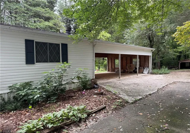 Photo 3 of Sale Pending at 256 Fieldtop Dr, Winston Salem, NC 27107 | MLS# 1233910 | Listing updated on 2026-09-07