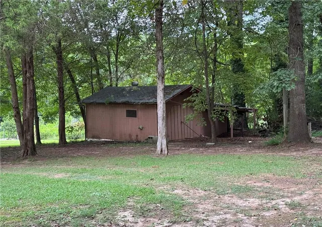 Photo 4 of Sale Pending at 256 Fieldtop Dr, Winston Salem, NC 27107 | MLS# 1233910 | Listing updated on 2026-09-07