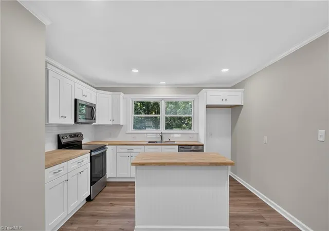 Photo 4 of Single family home for sale at 128 Englewood Dr, Archdale, NC 27263 | MLS# 1229899 | Listing updated on 2026-09-18