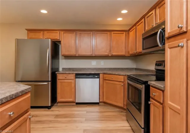 4th image of 846 Jarman Dr, Jamestown, NC 27282 | MLS# 1231776