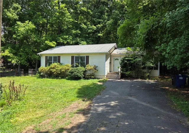 Homes for sale in Winston Salem, NC | 3711 Country Club Rd, Winston Salem, NC 27104 | MLS# 1226075