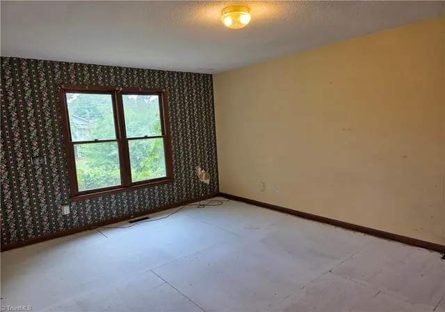 Homes for sale in Winston Salem, NC | 3711 Country Club Rd, Winston Salem, NC 27104 | MLS# 1226075