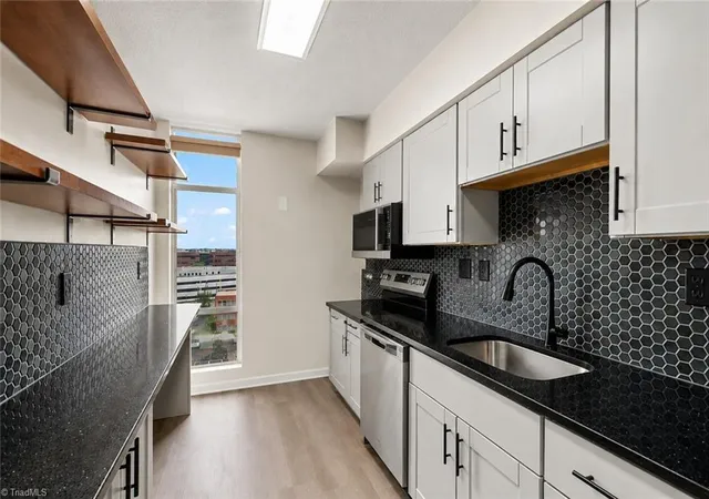 Photo 4 of Sale Pending at 1101 N Elm St #904, Greensboro, NC 27401 | MLS# 1230551 | Listing updated on 2026-09-01