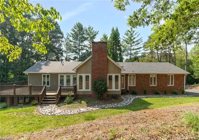 Homes for sale in Pilot Mountain, NC | 175 Sandtrap Ln, Pilot Mountain, NC 27041 | MLS# 1226558