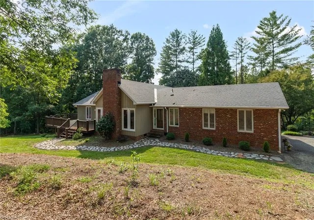 Homes for sale in Pilot Mountain, NC | 175 Sandtrap Ln, Pilot Mountain, NC 27041 | MLS# 1226558