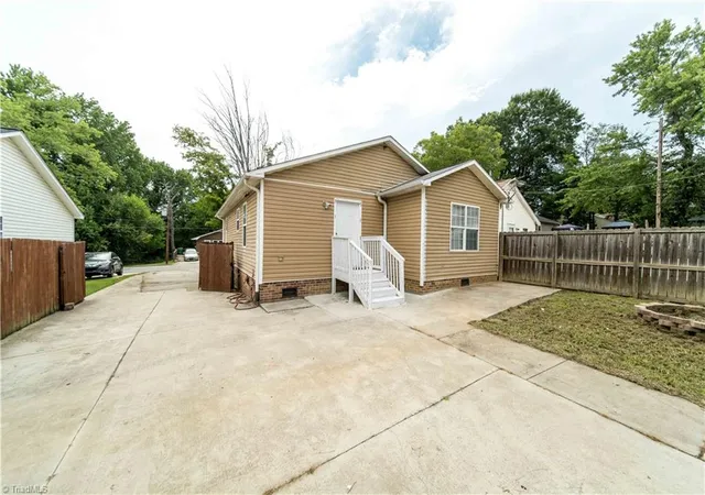 Photo 2 of Sale Pending at 1021 Asheboro St, High Point, NC 27260 | MLS# 1228538 | Listing updated on 2026-09-16