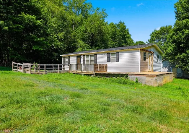 Homes for sale in North Wilkesboro, NC | 3428 Elledge Mill Rd, North Wilkesboro, NC 28659 | MLS# 1226941