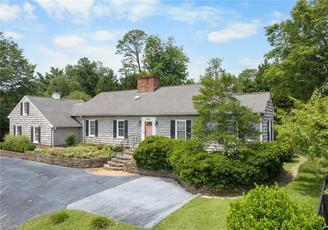 Photo 3 of Sale Pending at 902 Sedgewick Ln, High Point, NC 27262 | MLS# 1229516 | Listing updated on 2026-09-23