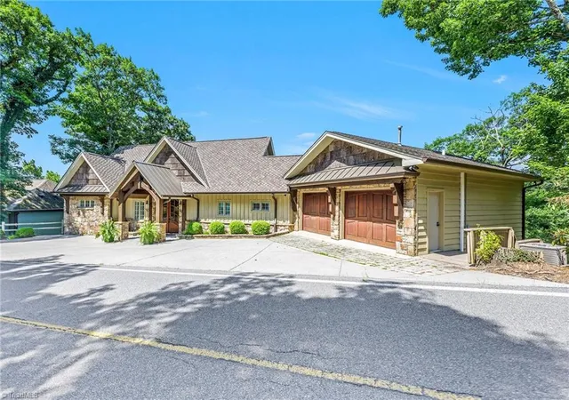 Photo 4 of Single family home for sale at 777 Green Hl Rd, Blowing Rock, NC 28605 | MLS# 1229863 | Listing updated on 2026-10-18