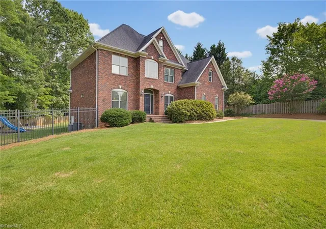Photo 3 of Single family home for sale at 4 Willow Oak Ct, Greensboro, NC 27408 | MLS# 1228961 | Listing updated on 2026-09-16