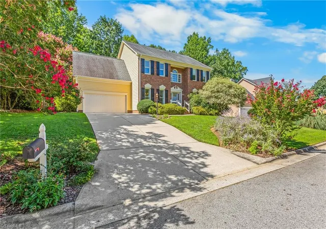 Photo 3 of Single family home for sale at 3210 Peninsula Dr, Jamestown, NC 27282 | MLS# 1229853 | Listing updated on 2026-09-17