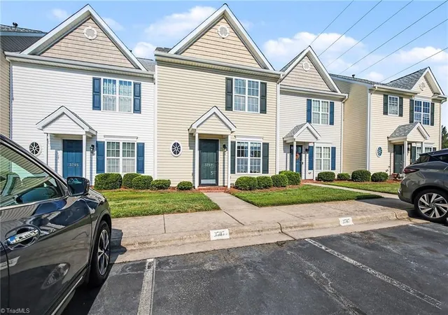 Photo 3 of Single family home for sale at 3707 Spanish Peak Dr, High Point, NC 27265 | MLS# 1229963 | Listing updated on 2026-09-14