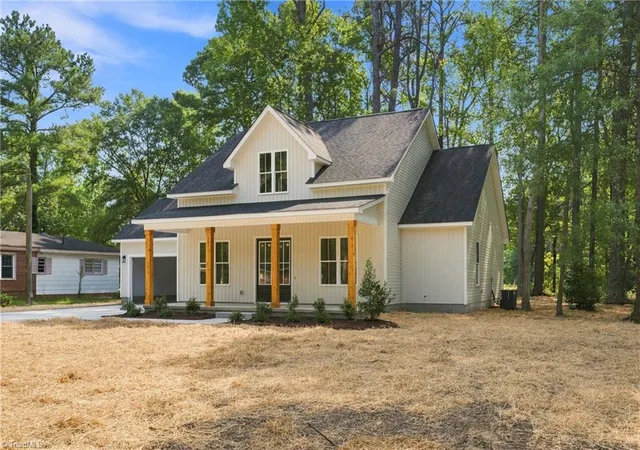 Photo 2 of Sale Pending at 302 Pine St, Smithfield, NC 27577 | MLS# 1231299 | Listing updated on 2026-08-30