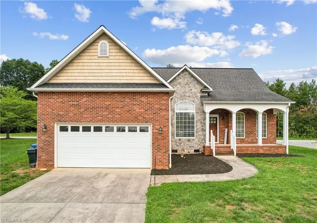 Photo 2 of Single family home for sale at 116 New Hampshire Ct, Mocksville, NC 27028 | MLS# 1228291 | Listing updated on 2026-08-28