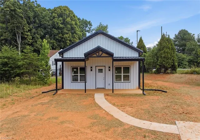 Photo 3 of Single family home for sale at 1517 Stone Hl Ct, Winston Salem, NC 27105 | MLS# 1226431 | Listing updated on 2026-09-09