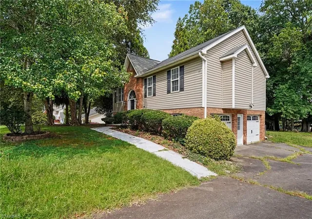 Photo 4 of Single family home for sale at 185 Summit Dr, Mocksville, NC 27028 | MLS# 1233528 | Listing updated on 2026-09-14
