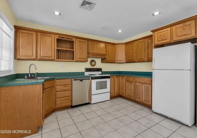 5th image of 332 Canterbury Ct #B, Lakewood, NJ 08701 | MLS# 22608392