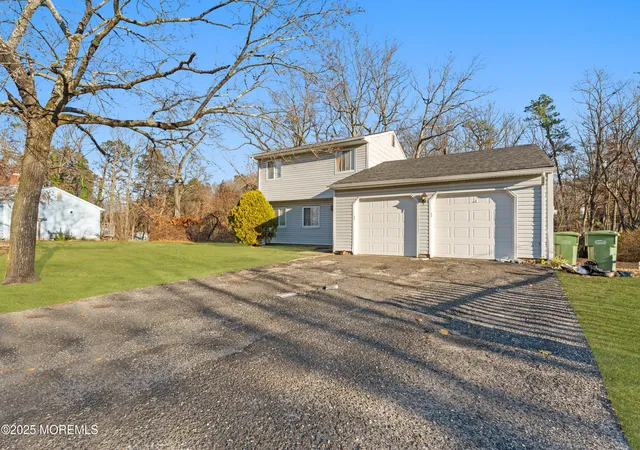 Photo 3 of Single family home for sale at 129 Van Buren Ave, Lakewood, NJ 08701 | MLS# 22610126 | Listing updated on 2026-10-07