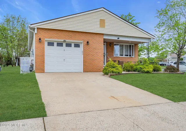 Photo 4 of Single family home for sale at 1 Speighstown Pl, Toms River, NJ 08757 | MLS# 22611008 | Listing updated on 2026-09-17