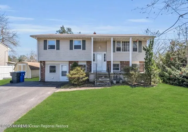 1st image of 815 Royal Ln, Toms River, NJ 08753 | MLS# 22612037