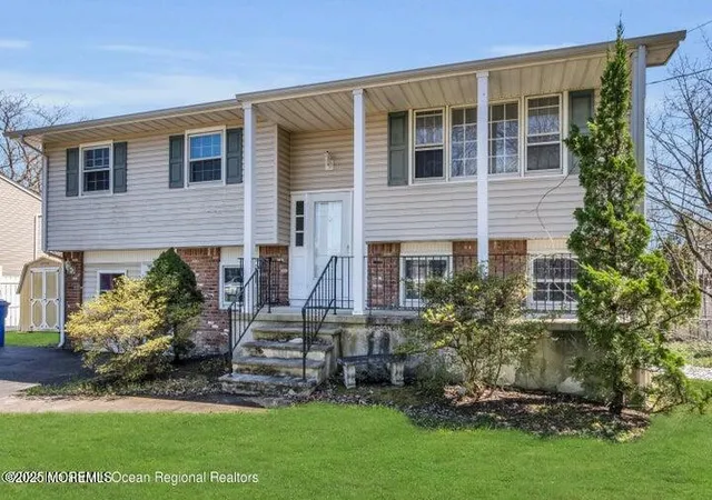 3rd image of 815 Royal Ln, Toms River, NJ 08753 | MLS# 22612037