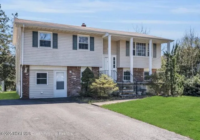 4th image of 815 Royal Ln, Toms River, NJ 08753 | MLS# 22612037