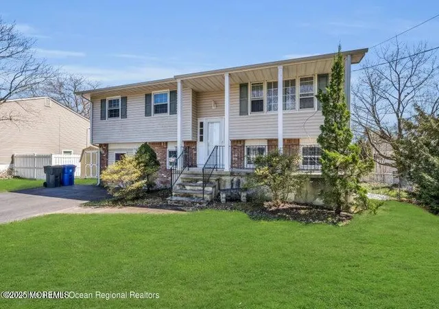 5th image of 815 Royal Ln, Toms River, NJ 08753 | MLS# 22612037