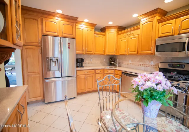 Homes for sale in Englishtown, NJ | 10 Carriage Ln, Englishtown, NJ 07726 | MLS# 22615178