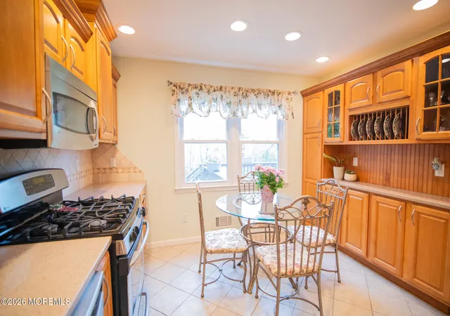 Homes for sale in Englishtown, NJ | 10 Carriage Ln, Englishtown, NJ 07726 | MLS# 22615178