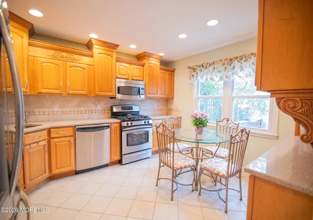 Homes for sale in Englishtown, NJ | 10 Carriage Ln, Englishtown, NJ 07726 | MLS# 22615178