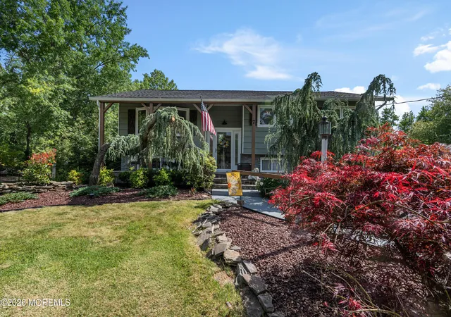 Homes for sale in Manalapan, NJ | 7 Oxford Rd, Manalapan, NJ 07726 | MLS# 22616603