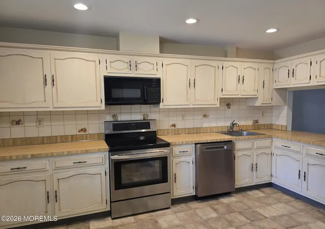 Photo 3 of Sale Pending at 208 Covered Brg Blvd #D, Manalapan, NJ 07726 | MLS# 22617062 | Listing updated on 2026-09-29