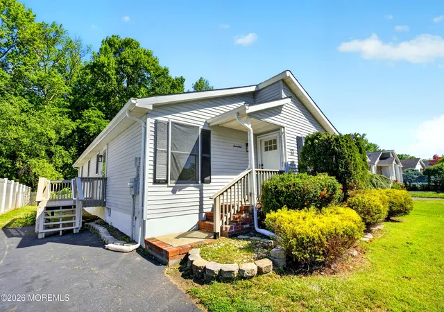 2nd image of 17 Brookview Ln, Manalapan, NJ 07726 | MLS# 22617187