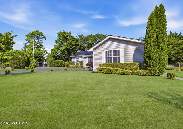 Photo 2 of Single family home for sale at 1370 Red Oak Dr, Lakewood, NJ 08701 | MLS# 22618163 | Listing updated on 2026-10-05