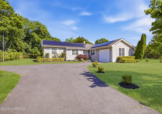 Photo 3 of Single family home for sale at 1370 Red Oak Dr, Lakewood, NJ 08701 | MLS# 22618163 | Listing updated on 2026-10-05
