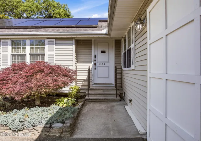 Photo 4 of Single family home for sale at 1370 Red Oak Dr, Lakewood, NJ 08701 | MLS# 22618163 | Listing updated on 2026-10-05