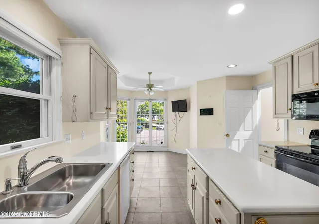 Homes for sale in Little Silver, NJ | 9 Country Ln #11, Little Silver, NJ 07739 | MLS# 22619293