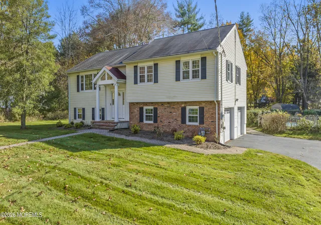 3rd image of 2 Sweet Briar Ln, Holmdel, NJ 07733 | MLS# 22619157