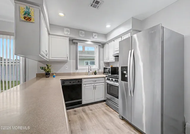 Photo 2 of Single family home for sale at 20 Thronbury Ct, Toms River, NJ 08757 | MLS# 22619968 | Listing updated on 2026-09-14