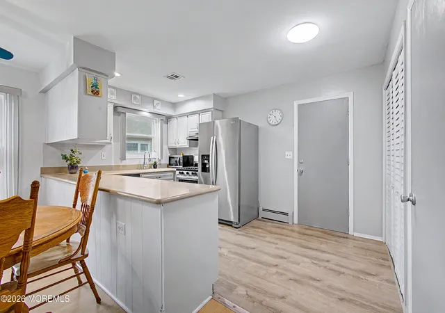 Photo 3 of Single family home for sale at 20 Thronbury Ct, Toms River, NJ 08757 | MLS# 22619968 | Listing updated on 2026-09-14