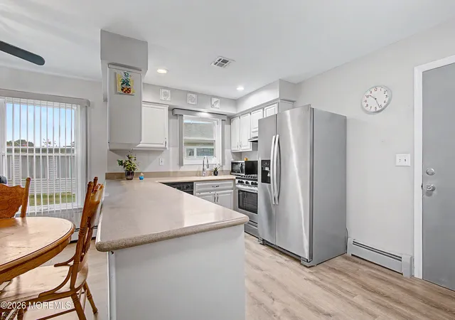 Photo 4 of Single family home for sale at 20 Thronbury Ct, Toms River, NJ 08757 | MLS# 22619968 | Listing updated on 2026-09-14