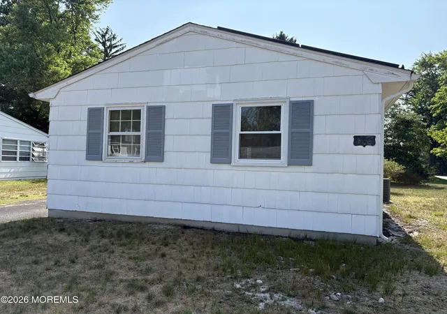 Photo 4 of Sale Pending at 2 Sutherland Ct, Toms River, NJ 08757 | MLS# 22620146 | Listing updated on 2026-09-16